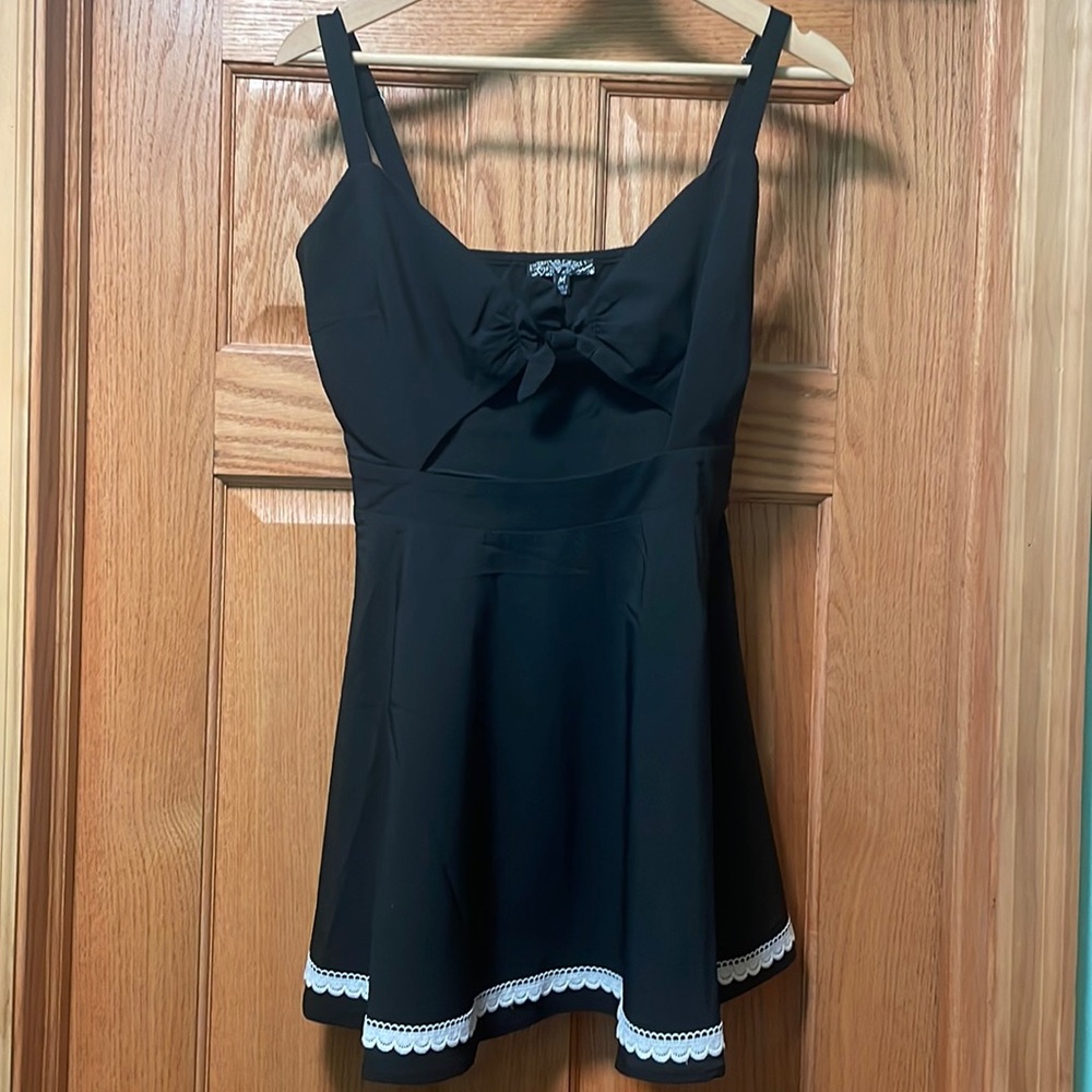 Cute Black and White dress (French Maid Vibes)